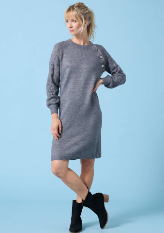 Úpletové šaty s ažurovými rukávy a knoflíky, pro menší postavu