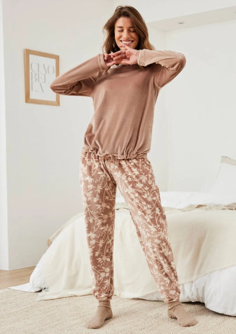 Velurové pyžamo s kalhotami a potiskem květin