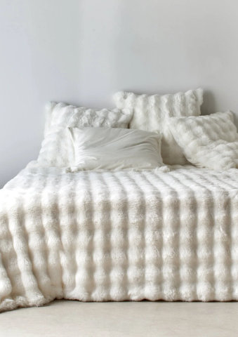 Přehoz na postel a povlak na polštářek z imitace kožešiny