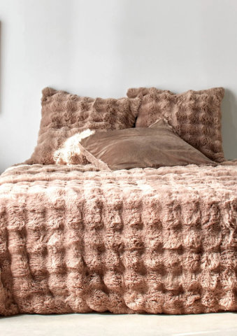 Přehoz na postel a povlak na polštářek z imitace kožešiny