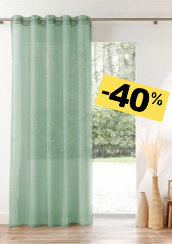 Jednobarevný voálový závěs zakončený kovovými očky