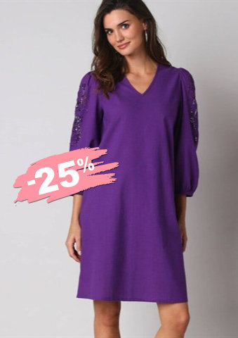 Krátké šaty s výstřihem do V a ažurovou výšivkou